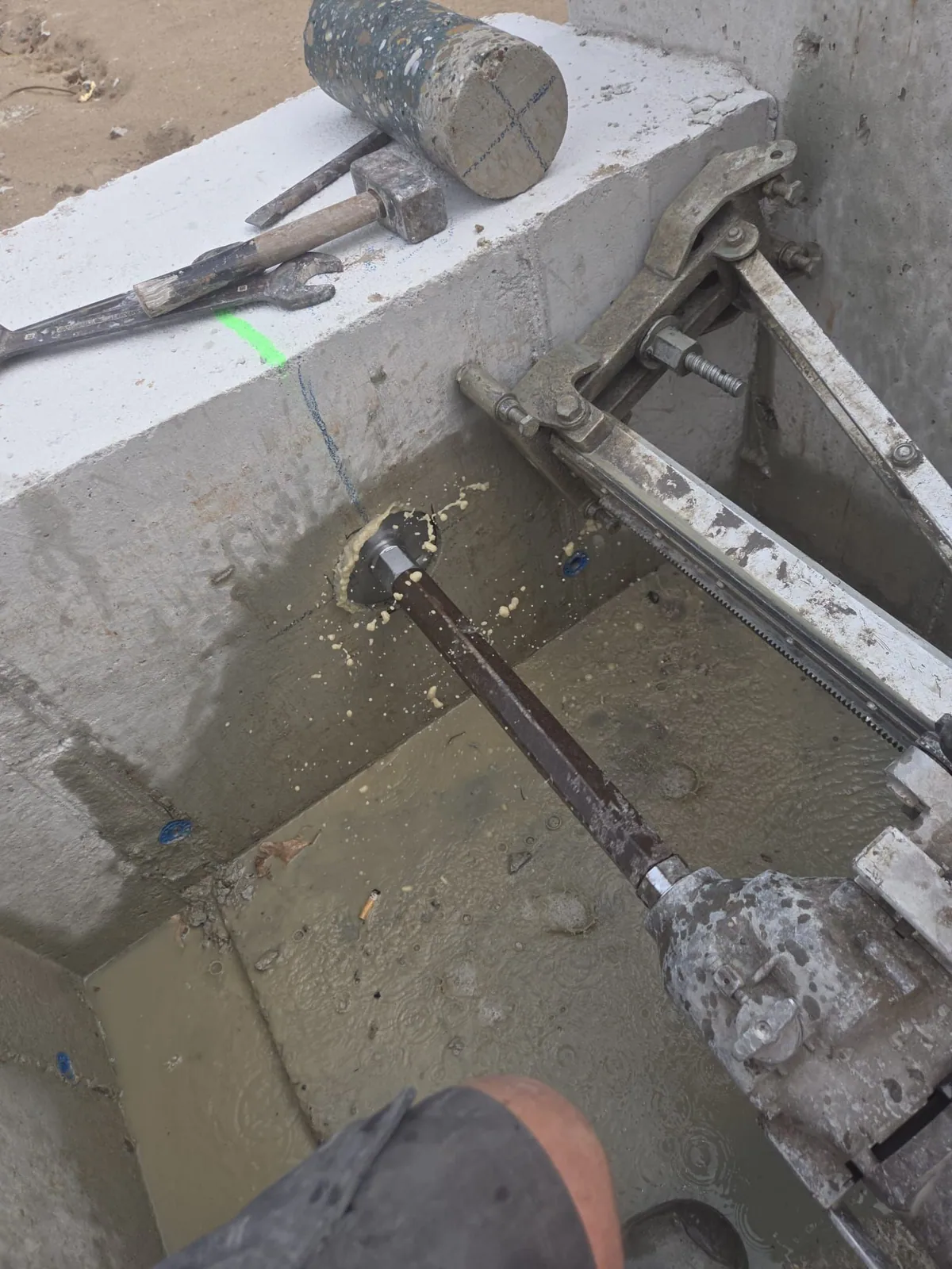 Diamantboor op statief maakt een horizontale boring door een wand