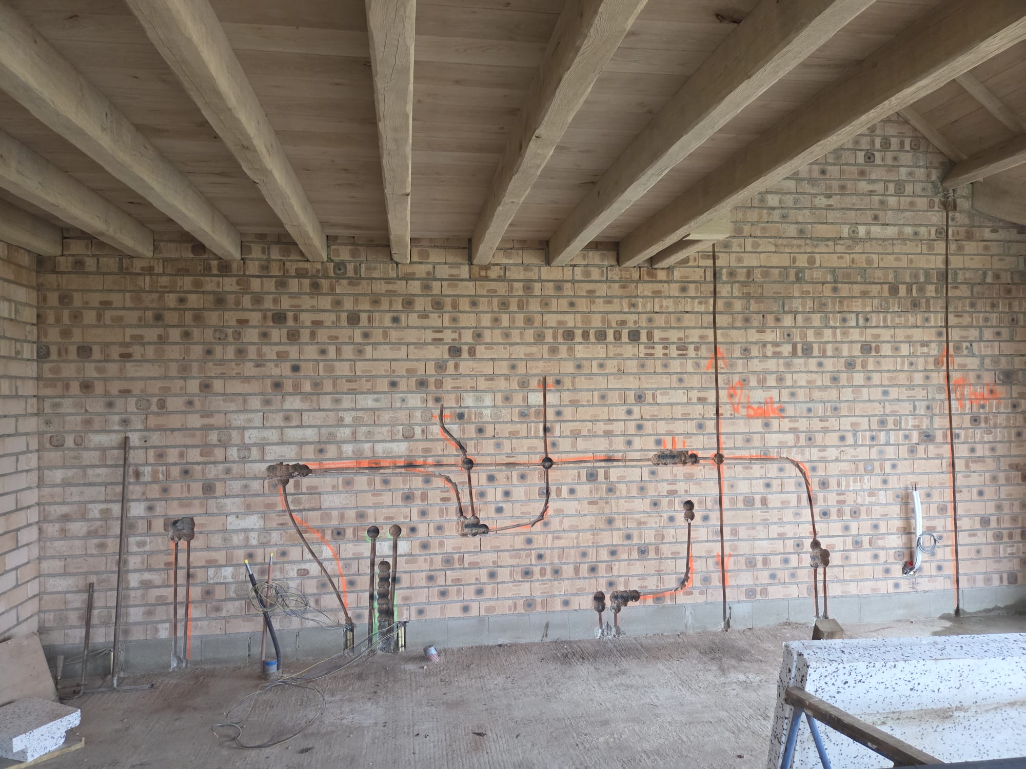 Leidingsleuven en inbouwdoosuitsparingen in een gemetselde binnenwand